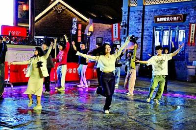 在襄阳古城管家巷襄音广场起舞的年轻人。本报记者 刘宇航摄