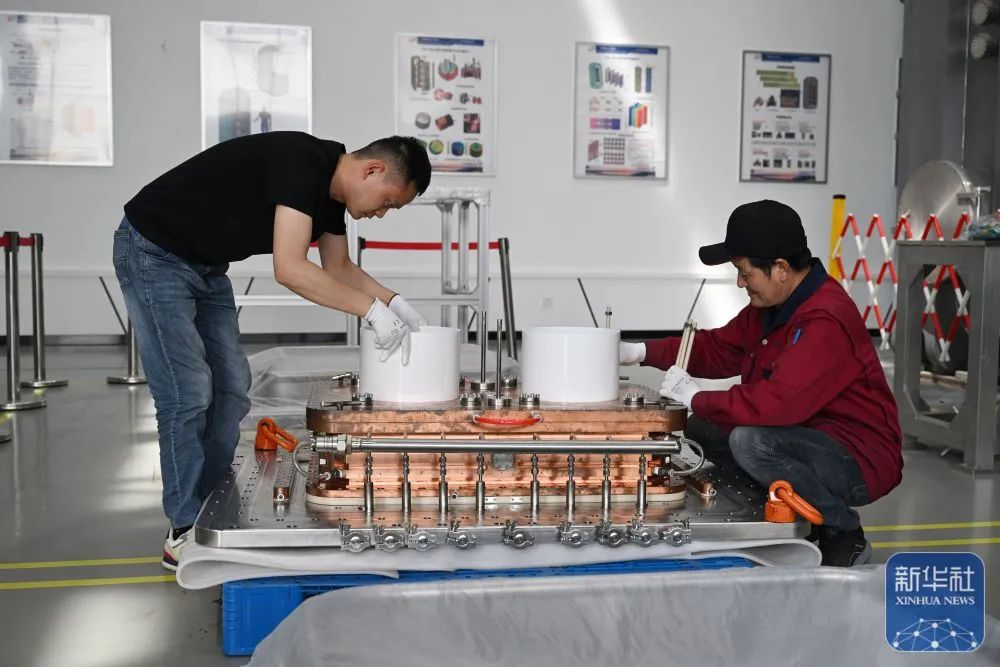 4月25日，工作人员在聚变堆主机关键系统综合研究设施（CRAFT）园区内进行兆瓦级负离子束源装配。