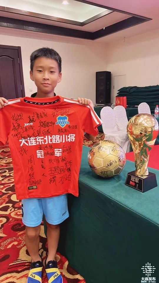 ▲2022年，东北路小学黄启恩与队友参加第七届全国“玛丽莱杯”U12总决赛，获精英组冠军。