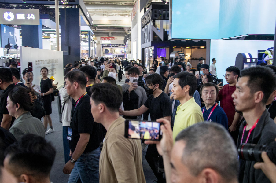 ▲4月25日，雷军在北京车展。图据视觉中国