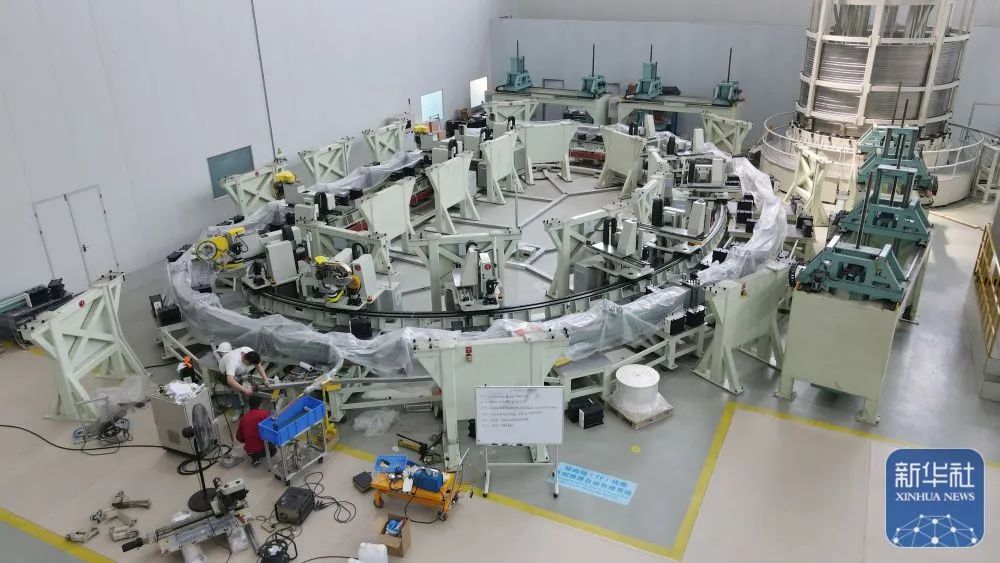 4月25日，工作人员在聚变堆主机关键系统综合研究设施（CRAFT）园区内制作TF超导线圈（无人机照片）。