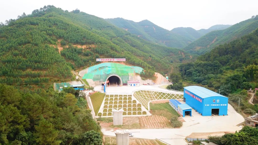 途经城市:线路西起玉林北站,经北流市,容县,岑溪市至桂粤省界,设容县