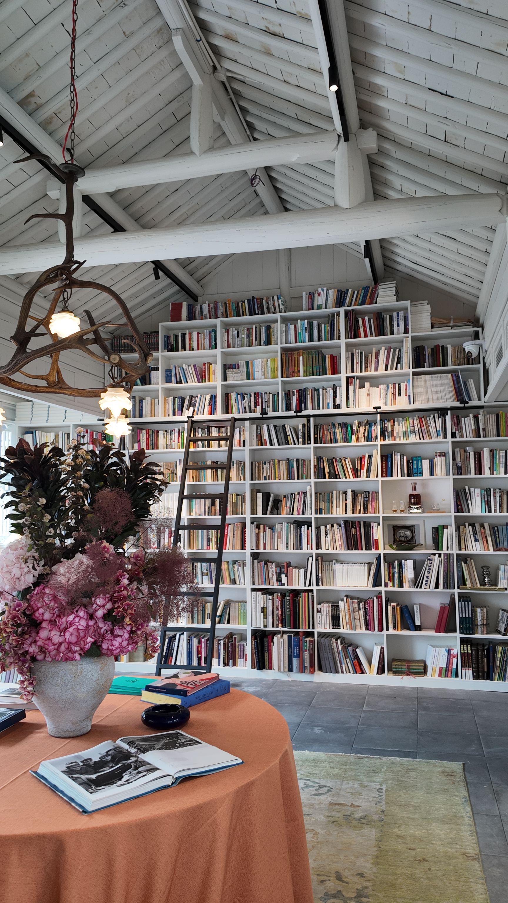 琳琅满目的书籍——它们皆来自金宇澄和父母的藏书