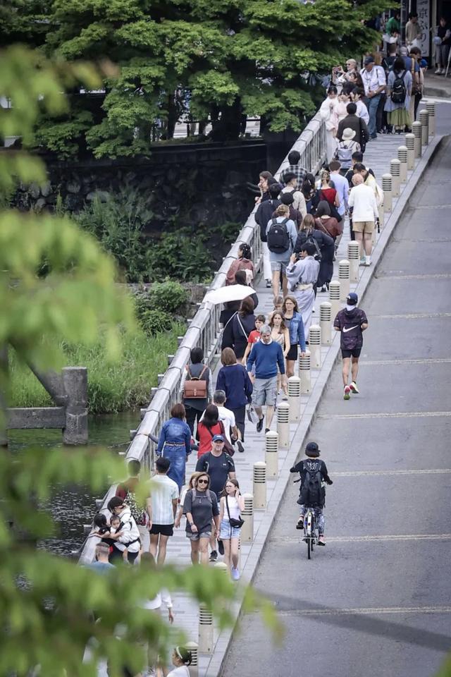 4月27日，日本京都，岚山地区挤满了来自日本和海外的游客。