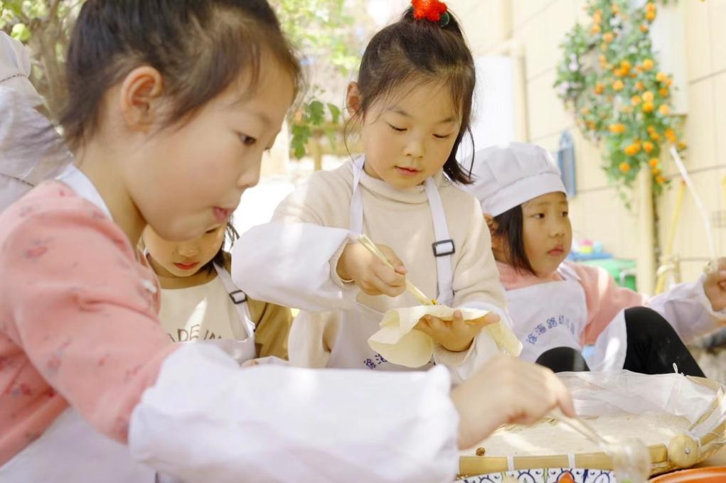 4月11日，江苏徐州徐海路幼儿园的小朋友在制作美食。（新华社记者武莹景 摄）