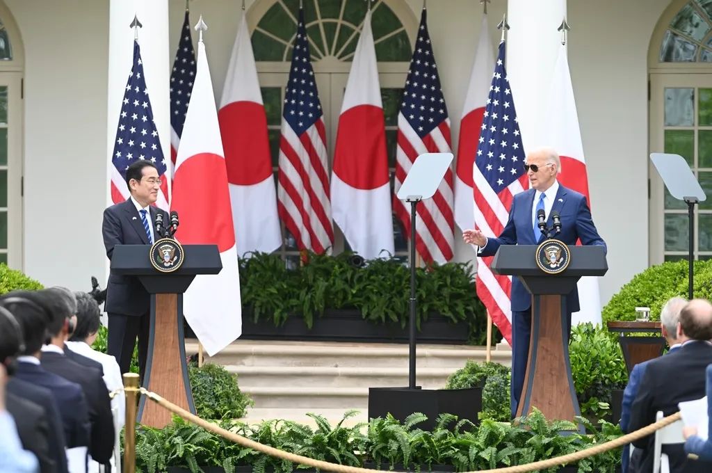 当地时间4月10日，日本首相岸田文雄与美国总统拜登出席联合记者会。图自IC Photo