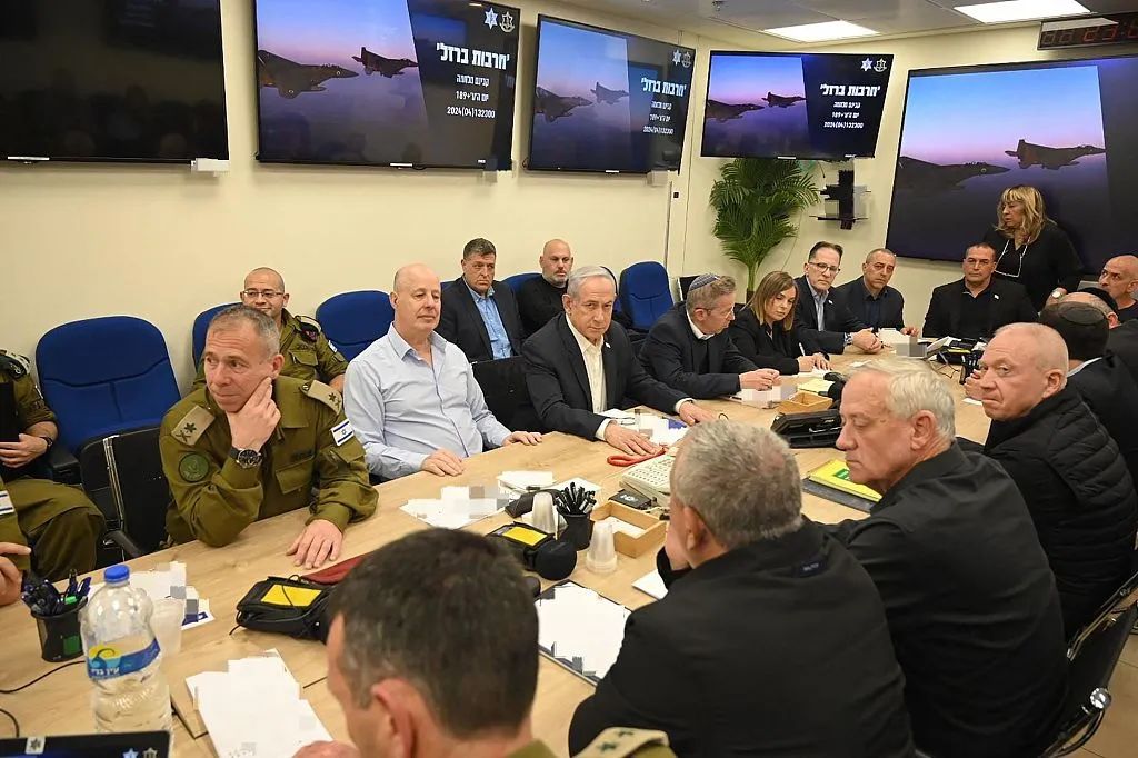 当地时间4月14日，以色列总理内塔尼亚胡(中)举行的战争内阁会议。图源：视觉中国