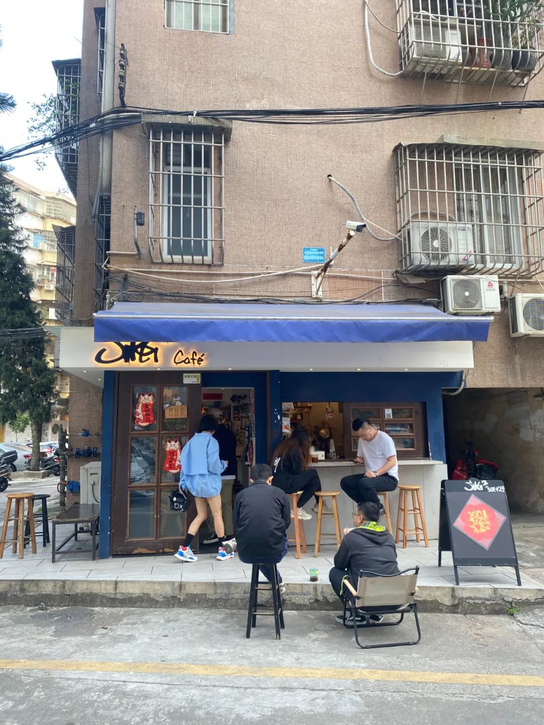 开在老社区的Sikei²咖啡店。（图/时代周报 李杭 摄）