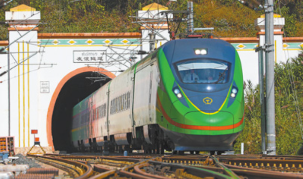 4月13日，中国西双版纳至老挝琅勃拉邦的中老铁路国际旅客列车驶出中老两国边界的友谊隧道。杨永全 摄