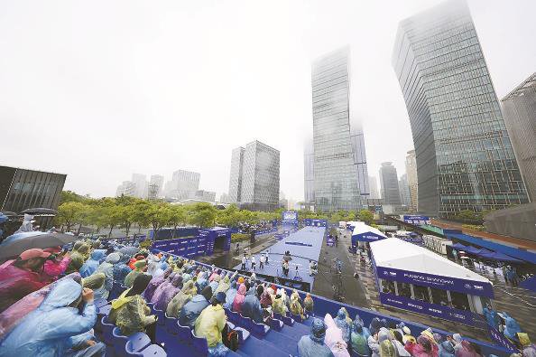 今年的决赛场地搬到了浦东滨江金融广场 本版图片 记者 李铭珅 摄