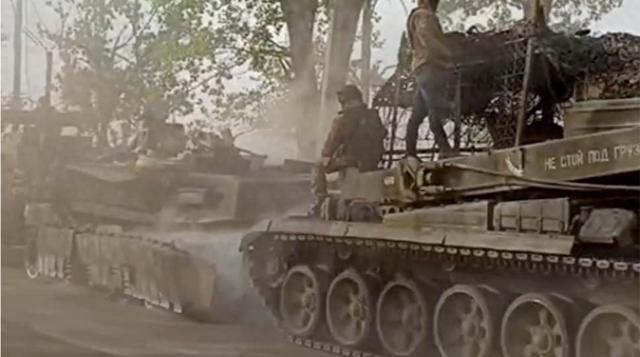 俄军将一辆报废的美制“艾布拉姆斯”坦克从俄乌冲突前线拖走 图自俄新社