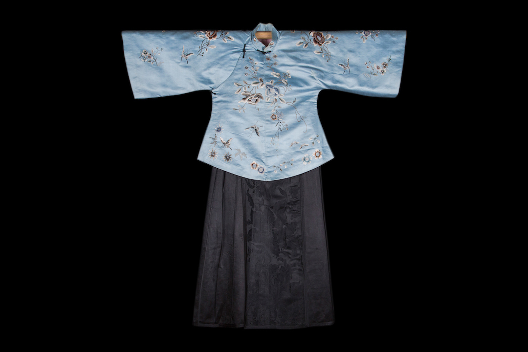 民国 月白色缎绣花卉纹上衣（上）民国 青色暗花缎裙（下）中国妇女儿童博物馆藏