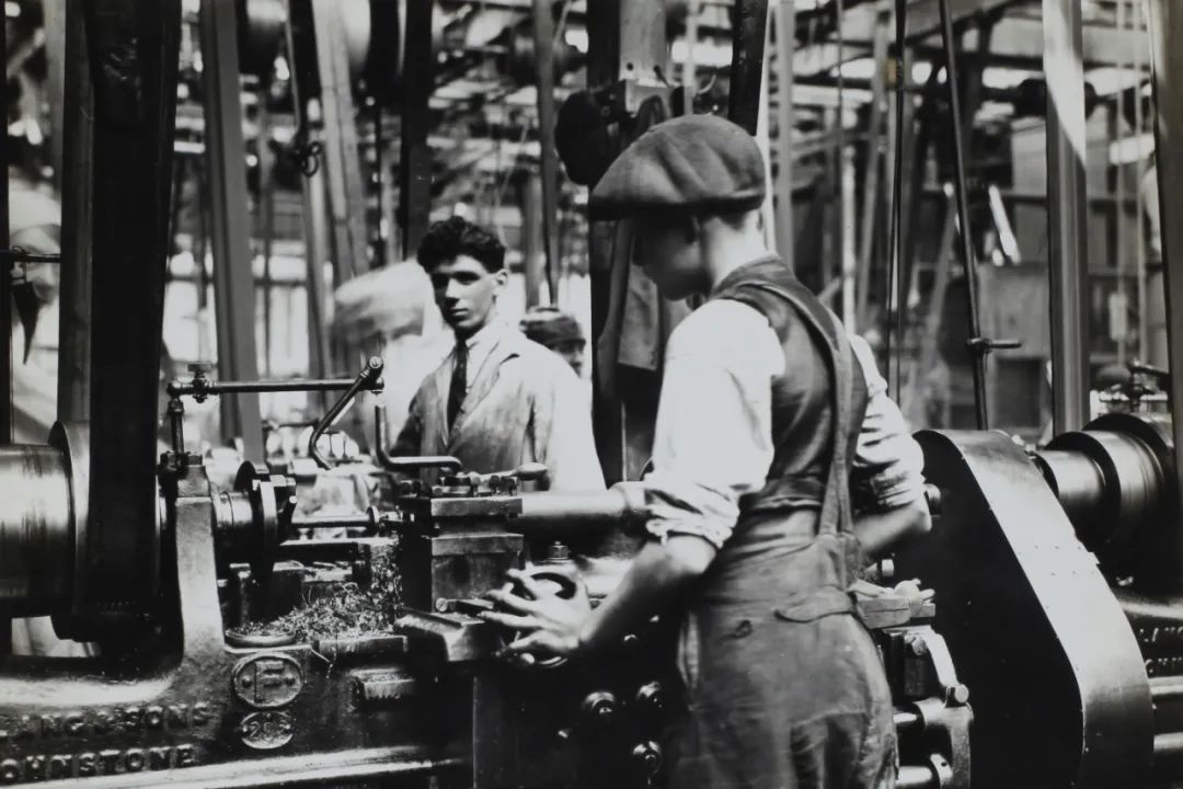 工业革命时期的英国工人。（图/unsplash）