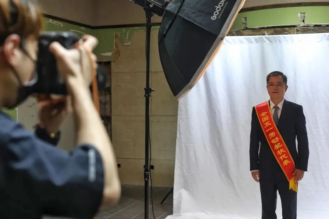▲4月27日，中国职工之家，摄影师为代表拍摄身披绶带的照片。