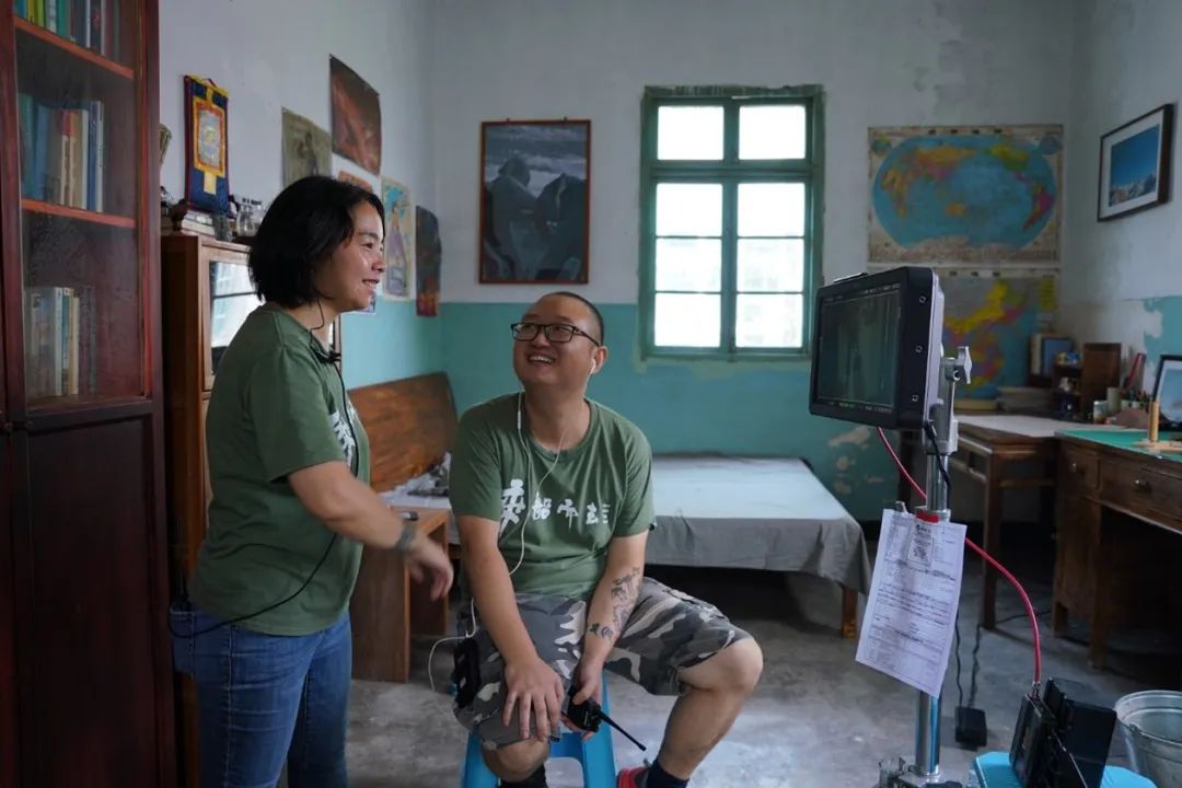 陈小雨（右）和妻子卡卡在拍摄现场。卡卡是《乘船而去》的美术指导。（图/被访者提供）