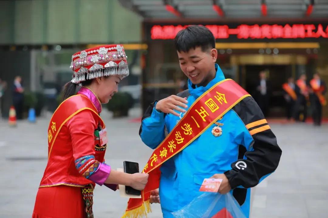 ▲4月27日，中国职工之家，摄影师为代表拍摄身披绶带的照片。