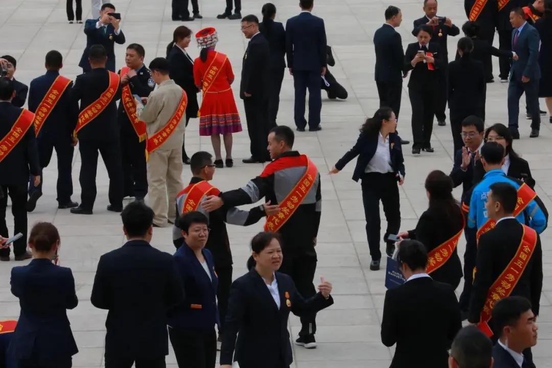 ▲表彰会结束后，代表们在北京人民大会堂东门外广场拍照留影。