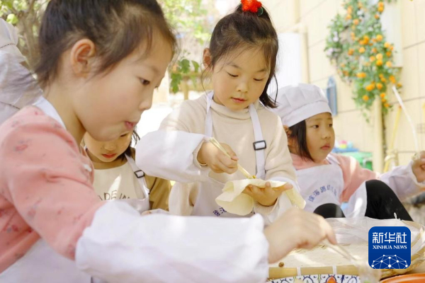 　　4月11日，江苏徐州徐海路幼儿园的小朋友在制作美食。新华社记者 武莹景 摄