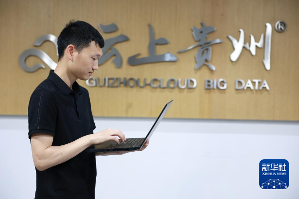 　　田超在电脑上处理工作（4月21日摄）。新华社记者 刘续 摄