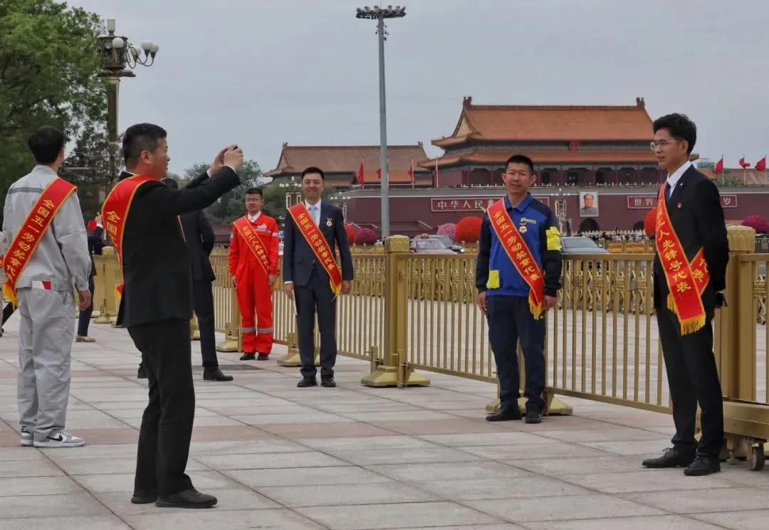 ▲表彰会结束后，代表们在北京人民大会堂东门外广场拍照留影。