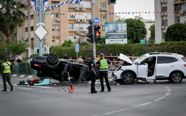 4月26日，以色列国家安全部长伊塔马·本-格维尔所乘汽车（左）发生车祸。图自《以色列时报》