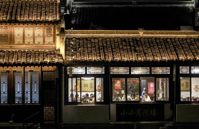 4月25日，顾客在月河历史街区的餐厅里用餐。新华社记者 徐昱 摄
