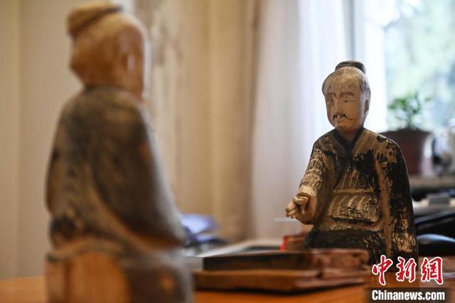近日拍摄的甘肃省博物馆馆藏国宝级文物汉代彩绘木六博俑。中新社记者 李亚龙 摄