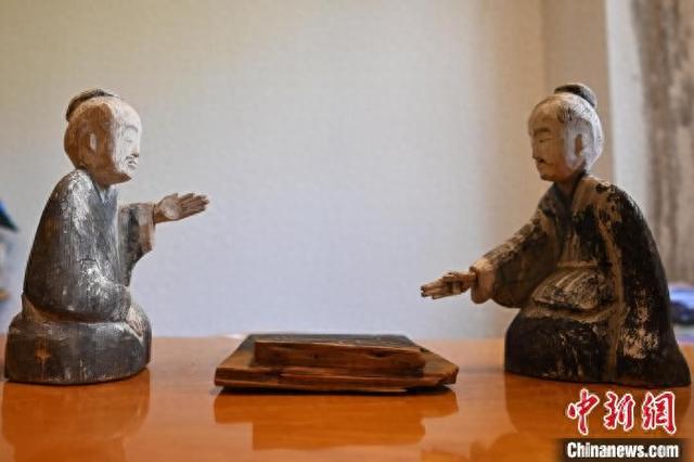 近日拍摄的甘肃省博物馆馆藏国宝级文物汉代彩绘木六博俑。中新社记者 李亚龙 摄