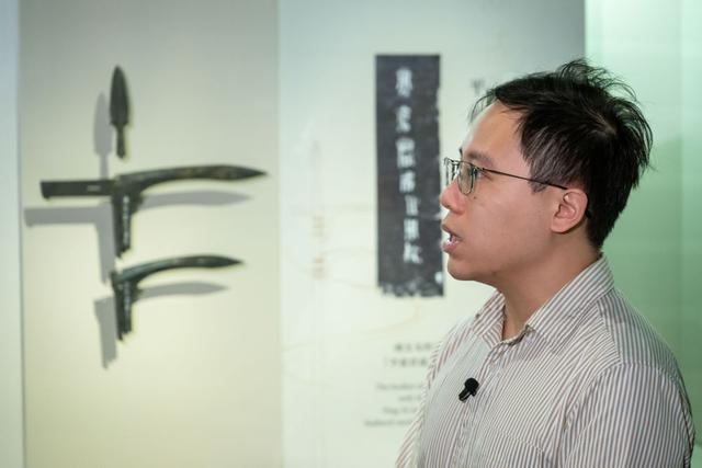4月24日，香港特区政府文物修复办事处一级助理馆长黄润钊接受采访。新华社记者 朱炜 摄