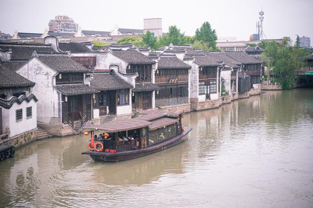 4月26日，游船行驶在流经嘉兴市月河历史街区的京杭大运河上。新华社记者 江汉 摄