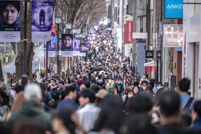 3月17日，日本东京，表参道购物街被市民和游客塞得满满当当。