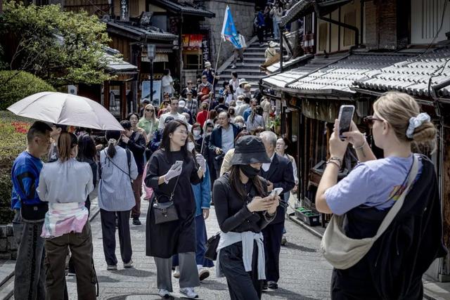 4月13日，日本京都，旅行团在八坂神社附近游览。