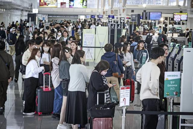 4月27日，日本福冈市，在福冈机场的国际出境大厅里挤满了旅客。