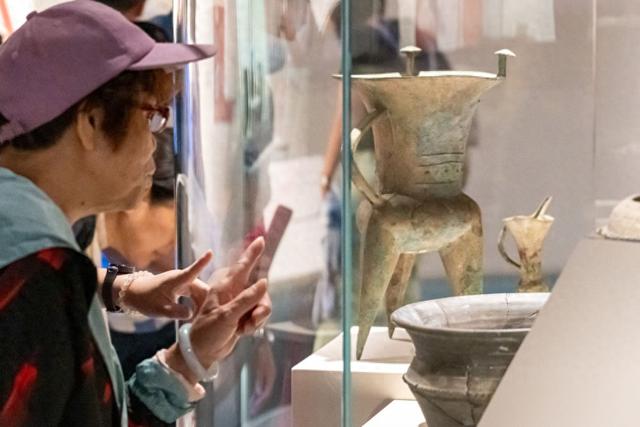 4月24日，观众在香港历史博物馆参观“天地之中——河南夏商周三代文明展”。新华社记者 朱炜 摄