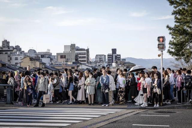 4月13日，日本京都，游客等待过马路。
