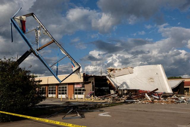 2024年4月10日，在美国休斯敦附近的凯蒂，一座购物中心遭龙卷风袭击后受损。新华社发（陈晨摄）