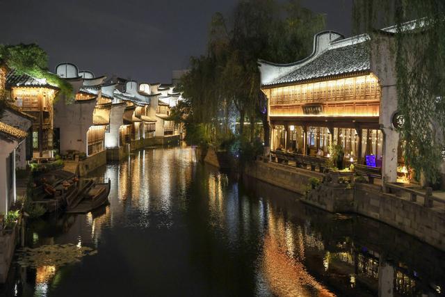 4月25日拍摄的月河历史街区夜景。新华社记者 徐昱 摄