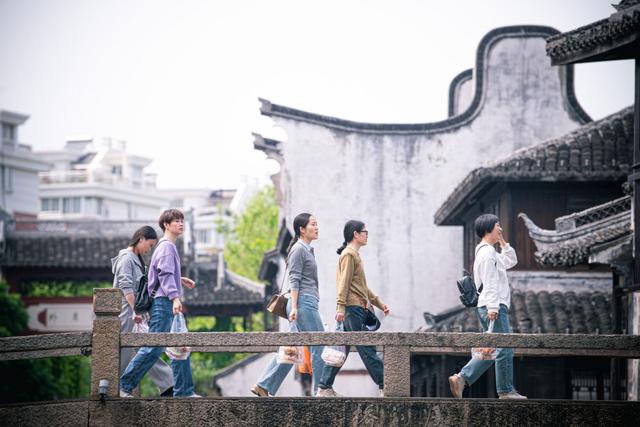 4月26日，游客在嘉兴市月河历史街区观光游玩。新华社记者 江汉 摄