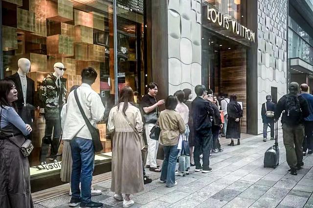 4月22日，网友上传至某社交平台的照片显示，日本一LV店门口排起长队。