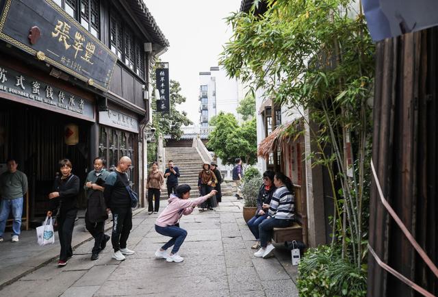 4月26日，游客在月河历史街区游览拍照。新华社记者 徐昱 摄