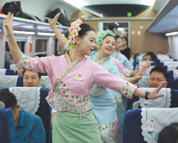 4月13日，乘务员在列车车厢内跳舞，庆祝中老铁路国际旅客列车开行一周年。叶传增 陈畅 摄