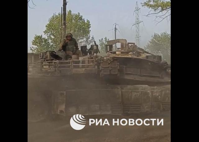 美制“艾布拉姆斯”坦克被拖走的画面显示，这辆坦克状况不佳 图自俄新社