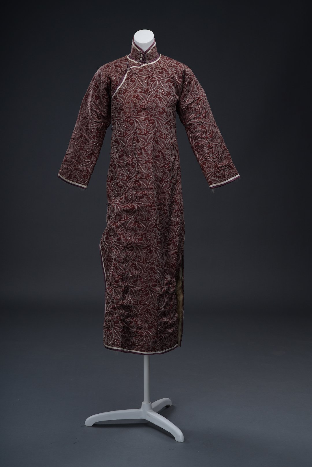 20世纪20年代 褐色地花卉纹裘皮里旗袍 中国丝绸博物馆藏