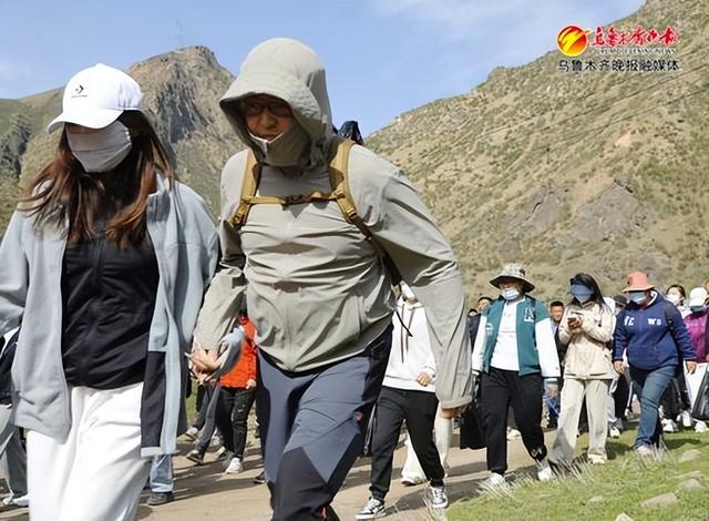 　　在水墨天山国家登山健身步道，水磨沟区千余干部群众参加公益环保徒步活动。记者王磊摄