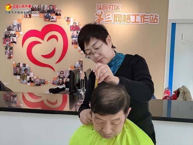 　　在平顶山街道头宫社区，社区志愿者正在给居民修剪头发。记者王媛媛摄