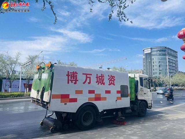　　在西虹东路，乌鲁木齐博万智慧城市运营管理有限公司工作人员驾驶的湿扫车正在洗刷道路。记者王媛媛摄