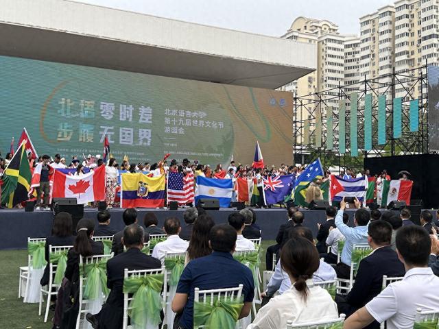 4月27日，北京语言大学第十九届世界文化节游园会活动现场。（何洌/摄）