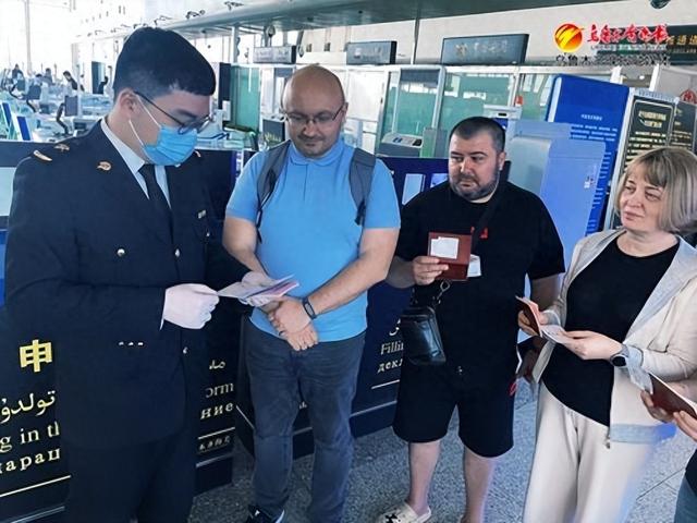 　　4月28日，乌鲁木齐地窝堡机场海关关员对前往莫斯科的旅客进行政策宣讲。通讯员郑颖摄