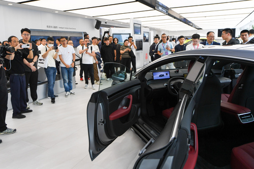 2024北京车展上，参观者观看一款新能源汽车的智能车控系统演示。新华社记者 鞠焕宗 摄 