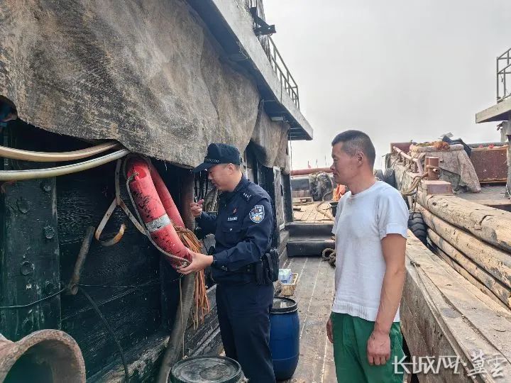 大蒲河海防派出所民警对船上消防、救生以及安全设备进行全面检查。